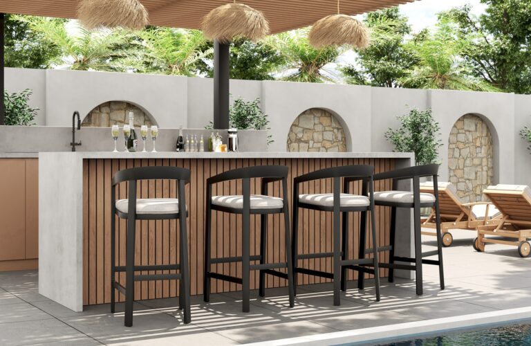 Vivianne Barstool Glamour Shot